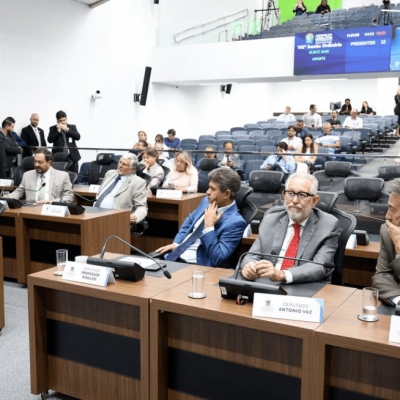 Enquanto líderes não se decidem, deputados tentam formar blocos para eleição