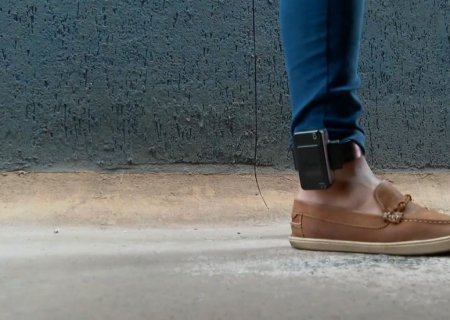 Mulher é esfaqueada 12 vezes pelo companheiro após ele pular muro, arrombar porta e invadir casa