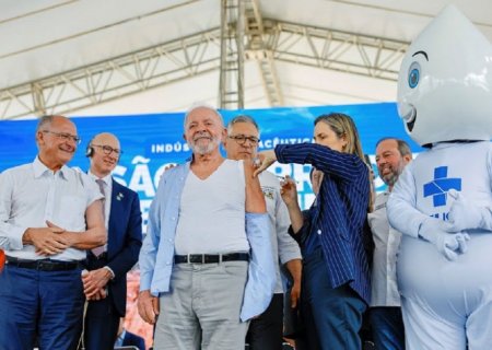 Presidente Lula é vacinado na abertura da campanha nacional contra a gripe