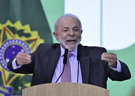 Lula cobra que o BC diminua os juros
